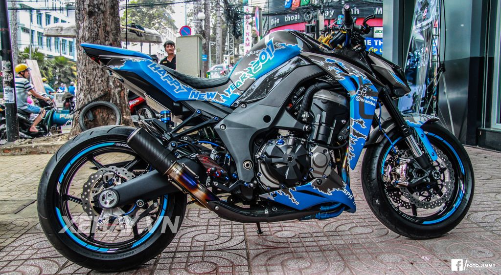 Z1000 độ phong cách streetfighter với dàn đèn LED tối tân và ghi đông rộng, tạo nên vẻ ngoài cực kỳ mạnh mẽ và hầm hố.